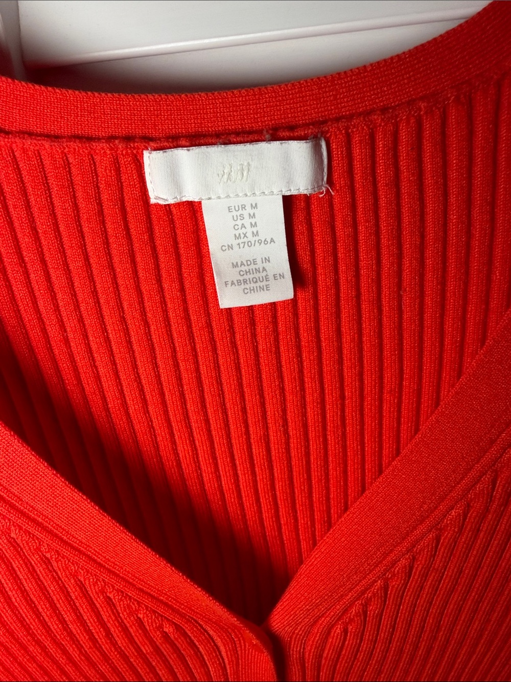 H&M Red Ribbed V-Neck Buttoned Cardigan Sweater - Picture 2 of 2